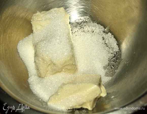 Размягченное сливочное масло соединить с сахаром. При желании сахара можно добавить больше, но вяленая вишня и апельсиновый сок делают пирог достаточно сладким. Взбить до кремообразной массы. 