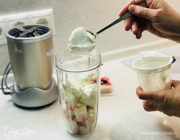 Далее добавляем 2 ст. л. сметаны.