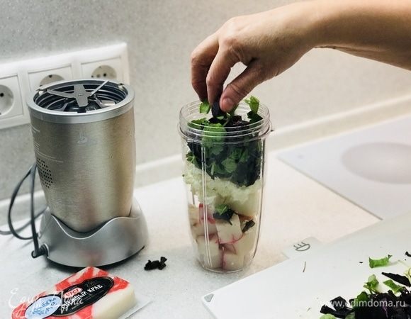 Базилик и мяту — они придают необыкновенный вкус нашему соусу.