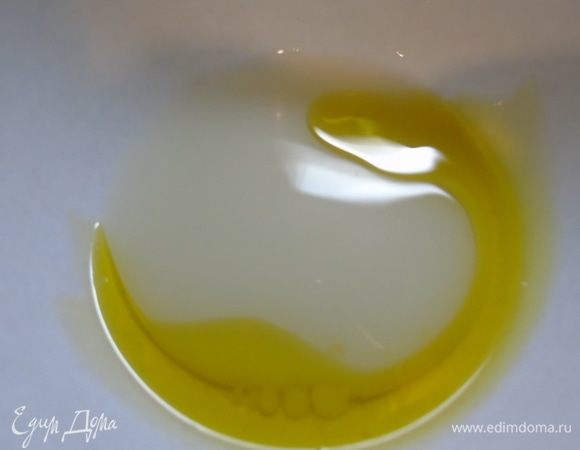 Добавьте соль и масло.