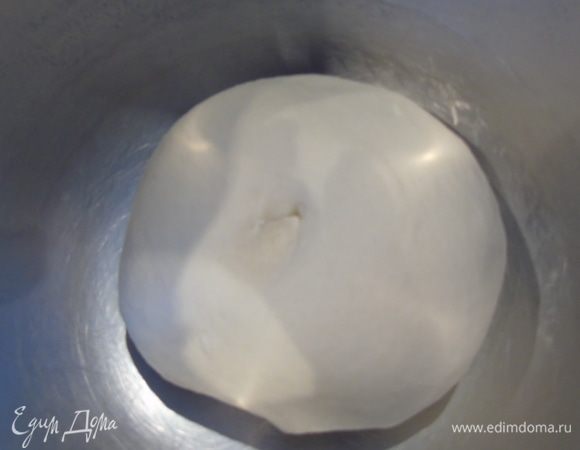 Хорошенько вымесите тесто. Я замешиваю в тестомесе минут 5 точно, поэтому вручную нужно месить минут 10, пока тесто не станет эластичным.