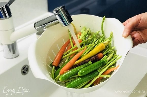 Далее готовим гарнир для крабового соуса. Моем наши овощи.