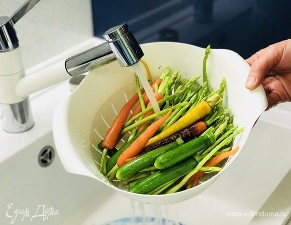Далее готовим гарнир для крабового соуса. Моем наши овощи.