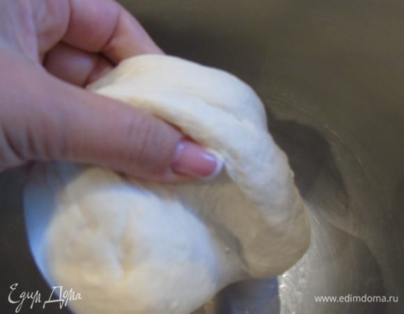 на фото видно — тесто эластичное, мягкое, но не липнет к рукам. Накройте и оставьте на 2 часа. 