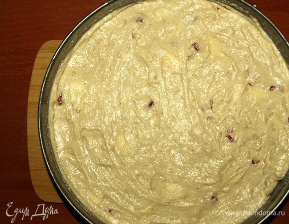 Перекладываем в форму (у меня форма 26 см) для выпечки, при необходимости смазать форму растительным маслом. При желании можно смазать стенки формы сливочным маслом и обсыпать сахаром для получения карамелизированной корочки. Отправляем в заранее разогретую до 180ºС духовку до готовности пирога. Готовность проверить бамбуковой шпажкой. Если шпажка сухая, то пирог готов. У меня на приготовление ушло 45 минут. 