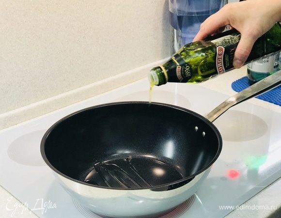 Разогреваем сковороду вок и добавляем 2 ст. л. оливкового масла.