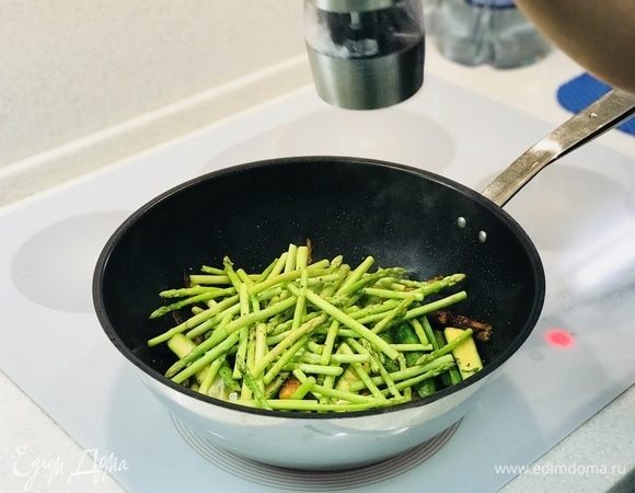 В конце добавляем спаржу и обжариваем еще 5 минут.