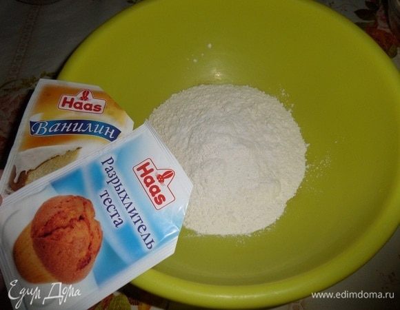 В чашку просеиваем пшеничную муку. Добавляем ванилин и разрыхлитель ТМ Haas. 