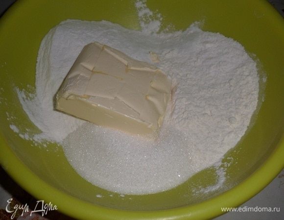 Затем добавляем соль, сахар, рисовую муку и сливочное масло.