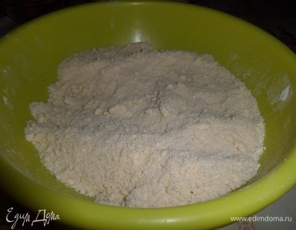 С помощью вилки перетираем до крошки.