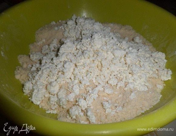 Добавляем творог.