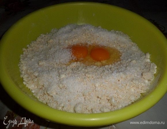 Добавляем яйца и кокосовую стружку.