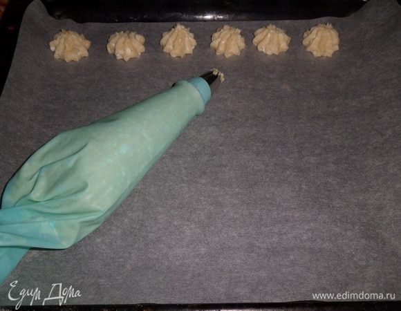 Наполняем тестом кондитерский мешок.