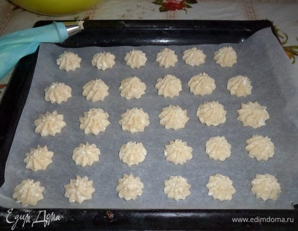 Отсаживаем тесто на противень с пергаментом.