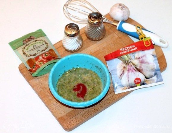 Куриные яйца взбить венчиком. К яичной смеси добавить масло, приправу, измельченный укроп, кетчуп, сметану, прессованный зубчик чеснока (или щепотку сухого), перец сладкий молотый, перец черный молотый и соль. Взбить венчиком.
