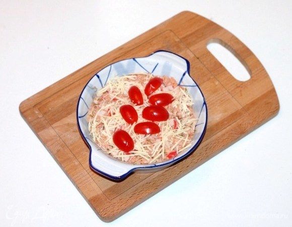 Из оставшегося хлебного мякиша можно приготовить вкусную запеканку. Измельчите мякиш руками. Срезанные верхушки булочек порежьте небольшими кусочками. Оставшуюся яичную массу смешайте с хлебным мякишем, подсолите, поперчите и перемешайте. 
