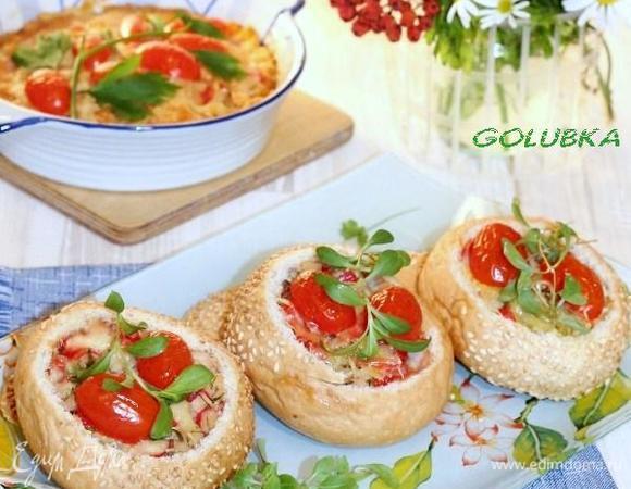  Приготовленные булочки и запеканку украшаем листиками зелени и подаем к столу.
