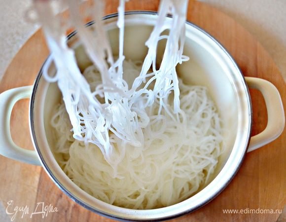 Рисовую лапшу отварите в кипящей подсоленной воде в течение 2-3 мин. (по времени лучше ориентироваться инструкцией на упаковке лапши).