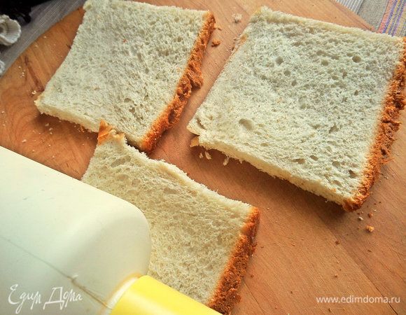 Мякиш раскатать скалкой.