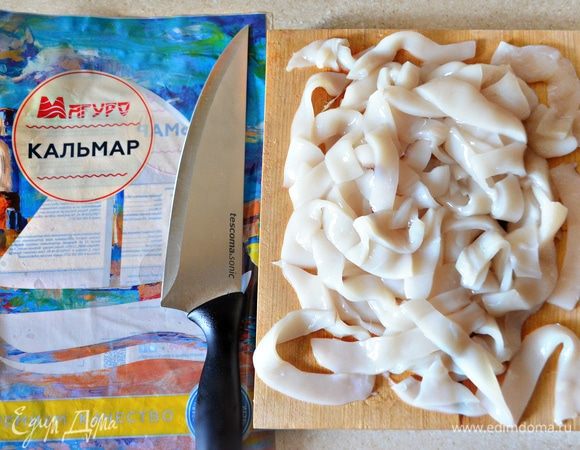 Обсушить кальмары бумажными полотенцами и нарезать полосками шириной 1-1,5 см.