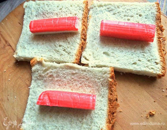 В центр положить крабовую палочку.