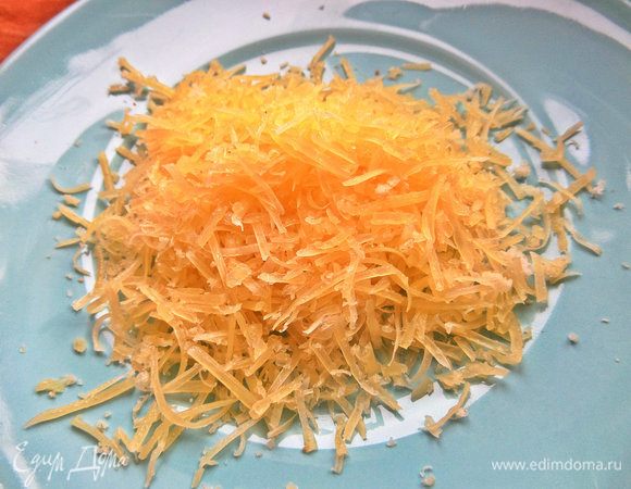 Сыр мелко натереть.