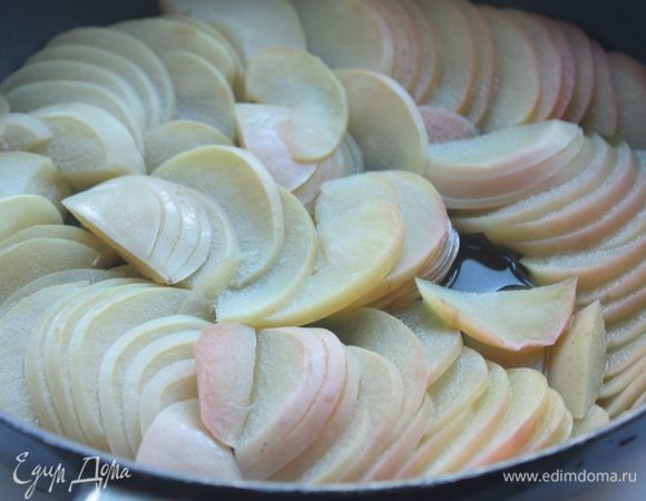 Необходимо заранее подготовить яблоки для наших роз. Для этого мы тонкими, буквально по 2 мм, пластинками нарезаем их поперек и отвариваем в яблочном сиропе (250 мл воды + 3 ст. л. сахара) до прозрачности и мягкости. На это обычно уходит 5-7 минут. Готовые яблоки достаньте из сиропа и остудите.