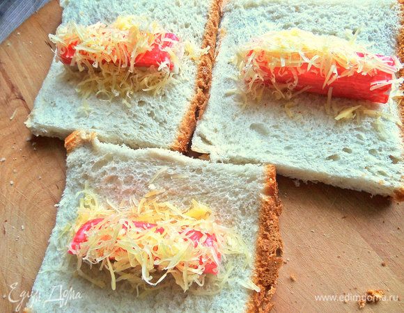 Насыпать на палочки сыр сверху.