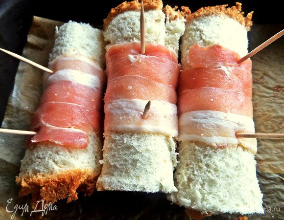 Скрепить зубочистками в двух местах и положить в форму для запекания.