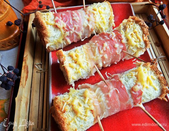 Можно подать и так, целиком, только снять зубочистки.