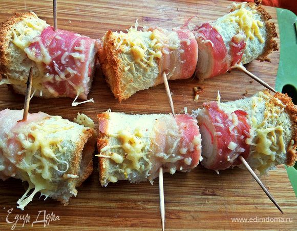 Или перенести на доску и поделить пополам. Получатся порции на 2 укуса.