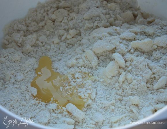 Для песочного теста рубим холодное сливочное масло вместе с мукой и сахаром. Я всегда за полчаса до приготовления убираю масло в морозильную камеру. Добавляем желток и ледяное молоко и быстро замешиваем тесто, чтобы оно не успело нагреться от рук.