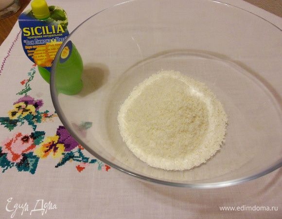 Смешать в миске муку и кокосовую стружку.