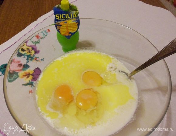 Добавить к этой смеси растопленное до теплого состояния сливочное масло, сахар, яйца, молоко и лимонный сок с мятой ТМ Sicilia.