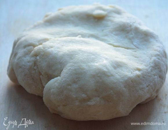 Готовое тесто оборачиваем пищевой пленкой и отправляем в холодильник на 30-40 минут.