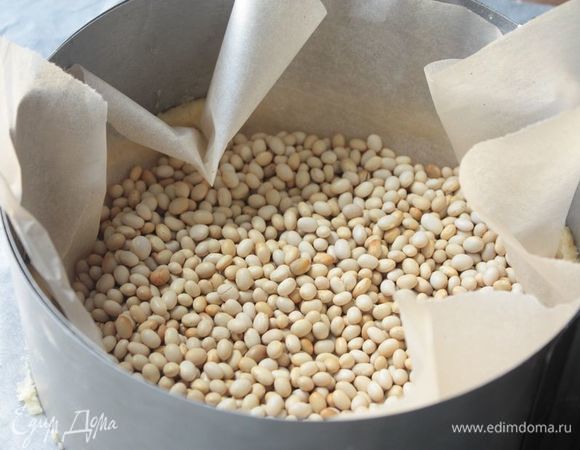 И отправьте основу для пирога выпекаться в духовку, обязательно под весом, в течение 10-15 минут при температуре 180°С.