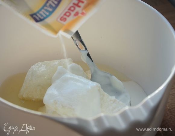 Пока основа схватывается, приготовим начинку. Рикотту или творог взбейте с яйцом, сахаром, ванилином и сметаной до однородной консистенции.