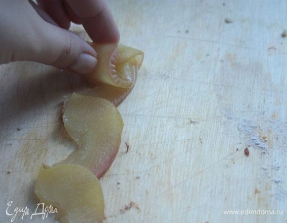 Пришла пора сделать розочки. Для этого выложите несколько яблочных пластинок в ряд, с небольшим нахлестом друг на друга. И начинайте их сворачивать внутрь, чтобы образовался цветок. Аккуратно придерживайте, чтобы роза не развалилась.
С виду кажется, будто это очень сложно, но на самом деле очень быстро приноравливаешься —
 на все розы у меня ушло около 7 минут.