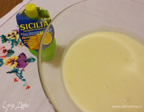 Хорошо перемешать, смесь получается почти жидкой.