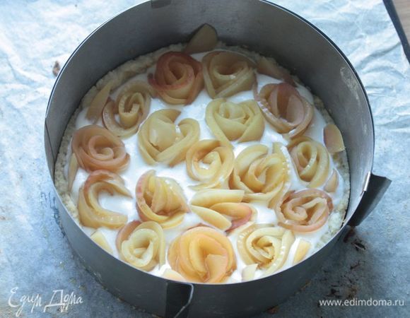 Достаньте основу для пирога (она не должна быть окончательно готова), залейте начинку и аккуратно разместите в ней розы. И отправьте в духовку выпекаться уже до готовности — у меня ушло 20-25 минут при 150°С в верхней части духовки без конвекции.