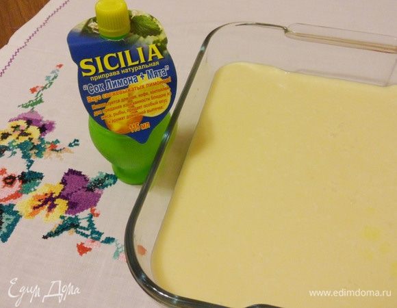 Перелить смесь в форму для выпечки (у меня квадратная форма 22х22 см). Форму смазывать не нужно. Поставить в предварительно разогретую до 170°С духовку.