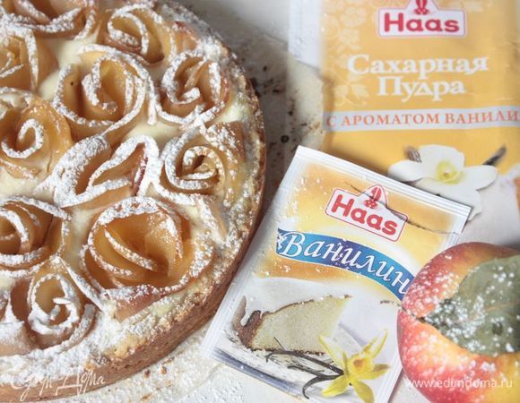 Готовый пирог остудите и обязательно поместите в холодильник на 1-1,5 часа, начинка получается очень нежной и после выпекания ей нужно немного отдохнуть. Посыпьте сахарной пудрой и только потом подавайте к столу.