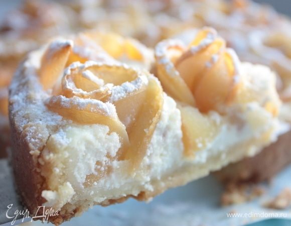 После охлаждения получается вот такой разрез: начинка отлично держит форму, но при этом остается очень нежной.