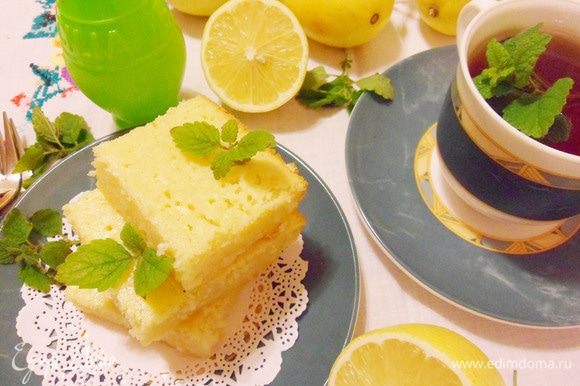 Лимонно-мятное пирожное подавать в холодном виде с молоком или чаем. Приятного аппетита! Угощайтесь!