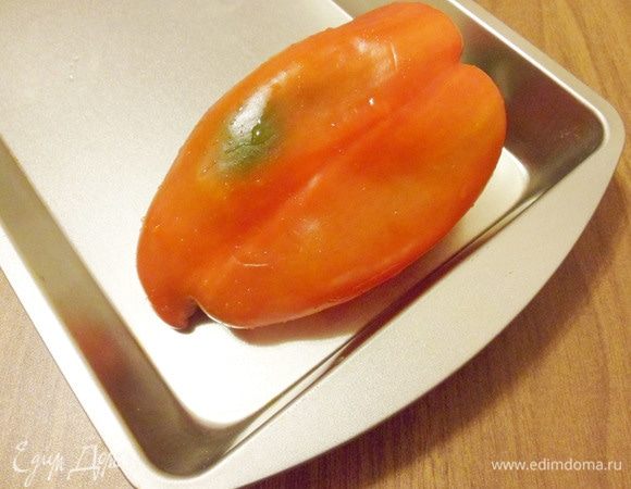 Перец помыть и отправить в предварительно разогретую до 200°С духовку на 10 минут.