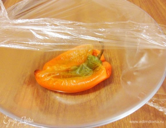 Затем переложить его в миску и дать остыть под пищевой пленкой до теплого состояния около 10 минут.