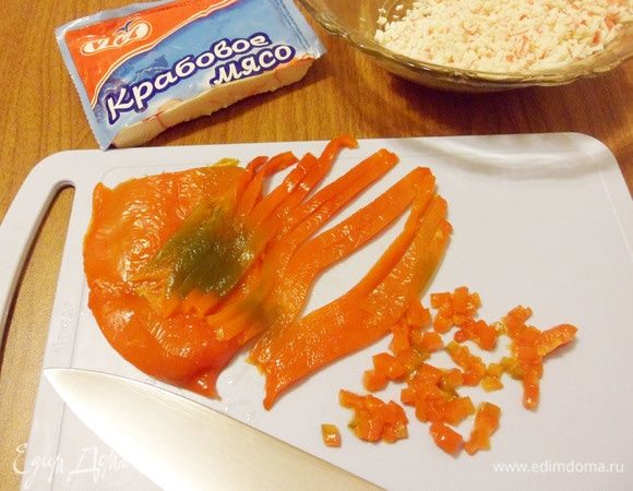 Перец очистить от кожуры и семян. Нарезать перец мелкими кубиками.