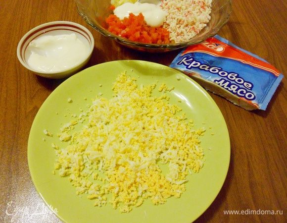 Сваренное вкрутую и охлажденное  яйцо очистить и натереть на мелкой терке.