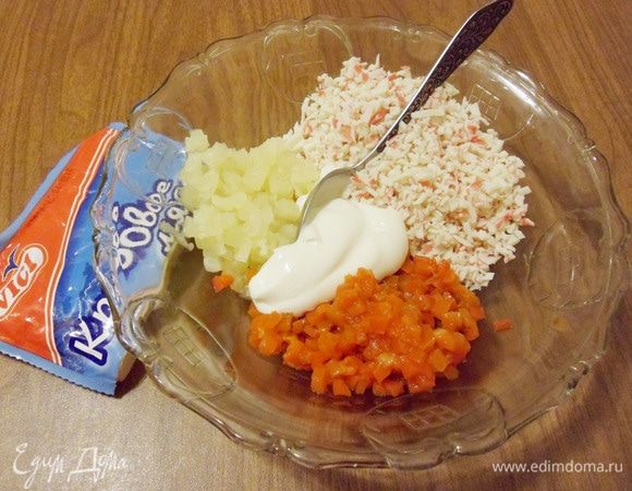 Смешать измельченное крабовое мясо, ананас и болгарский перец. Заправить двумя ложками майонеза.