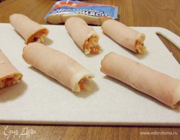 Аккуратно свернуть рулетики.